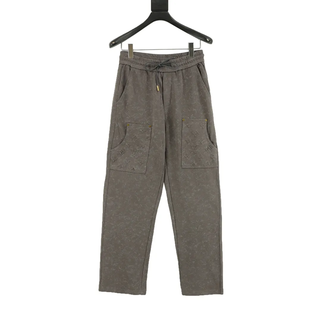 🅿️390 LOUIS VUITTON/Louis Vuitton dark pattern full-print pocket work trousers are made of cotton fabrics. The texture is great, stiff and tough, skin-friendly and warm. It is not that kind of cheap material! The checkerboard jacquard pockets on the chest have clear and three-dimensional textures, and the edges are neatly routed. The reinforcement is in place. There is no need to worry about bursting when loading heavy objects. It is not rough at all. Who can see it and not praise it! The shape is really great. The straight cut is friendly to all types of legs. It can make the legs straight and slender. It can be matched with many types of clothing to create a fashionable look. It has customized accessories, complete with three standards, and the same style for men and women! Size: XS-L